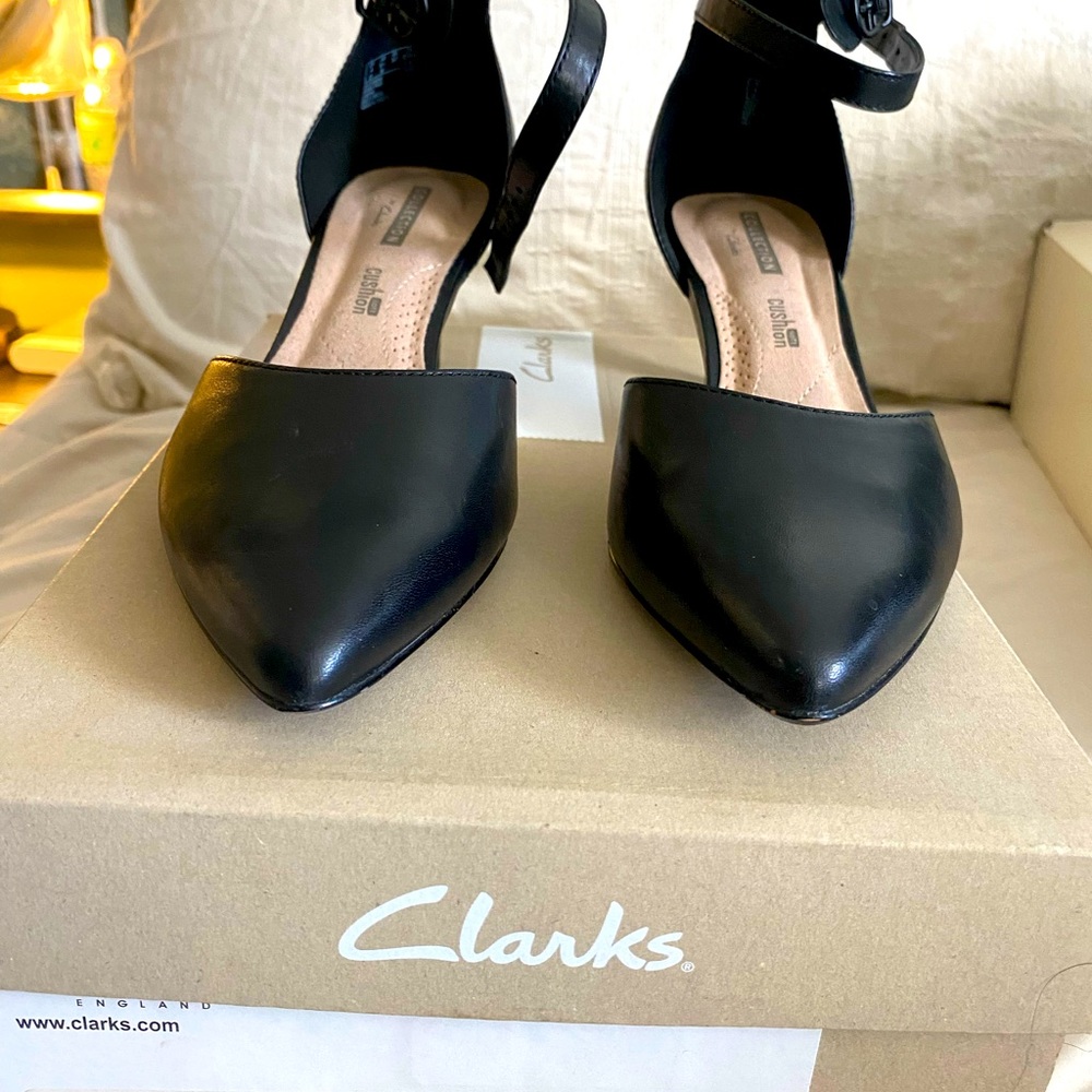 Clarks comfy small heals 6 1/2